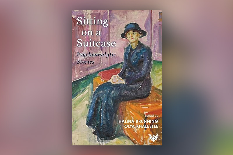 כריכה של ספר אישה יושבת על מזוודה